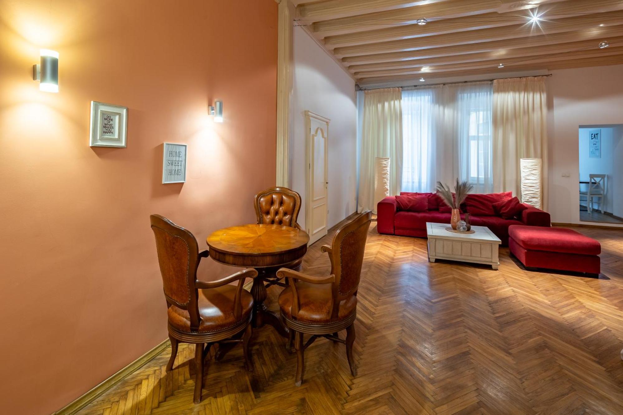 Romari Площа Ринок 28 Daire Lviv Dış mekan fotoğraf